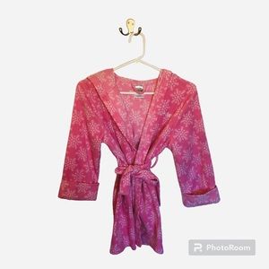Calvin Klein robe, girls size small, pink with beautiful white snowflakes.